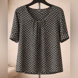Chic Black and White Geometric Short Sleeve Top